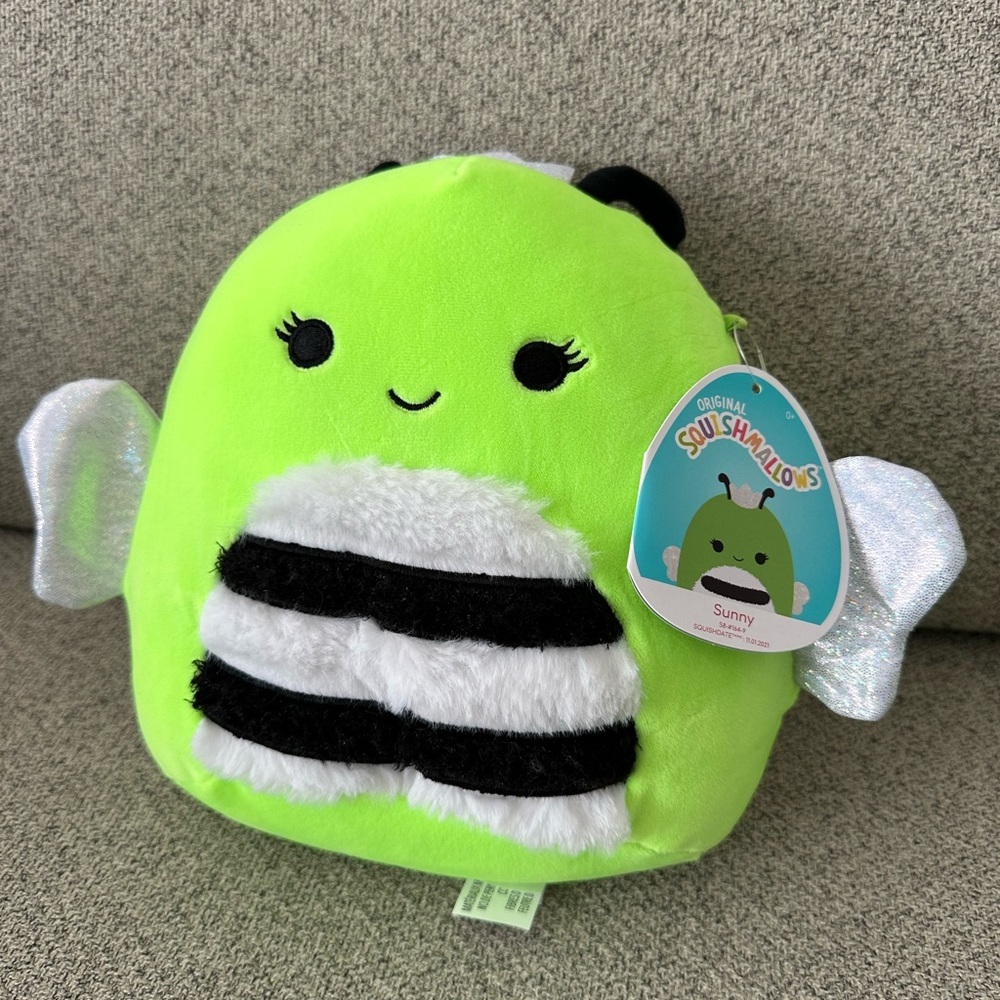 🇺🇸 NWT Kellytoy Squishmallows Sunny the Bee Blacklight Edition 8"​
